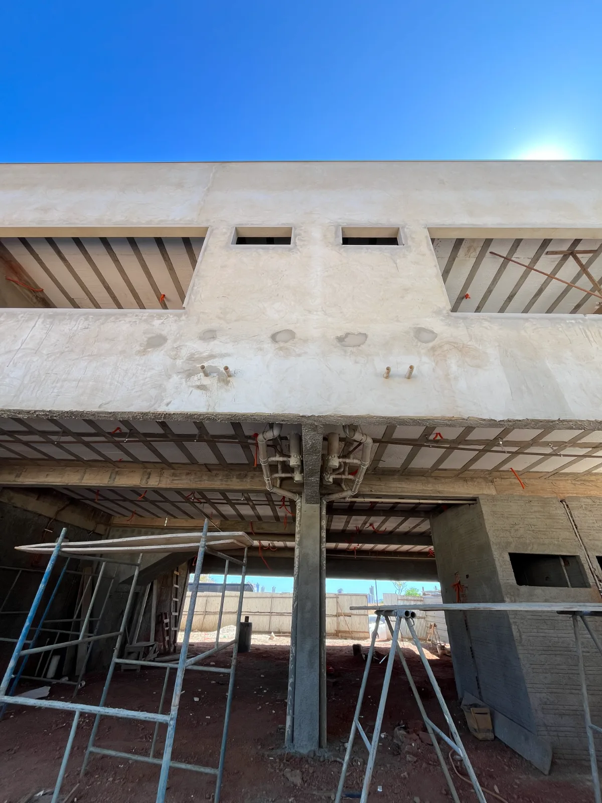 Estrutura de concreto armado em execução com acompanhamento técnico da Fulcro Engenharia