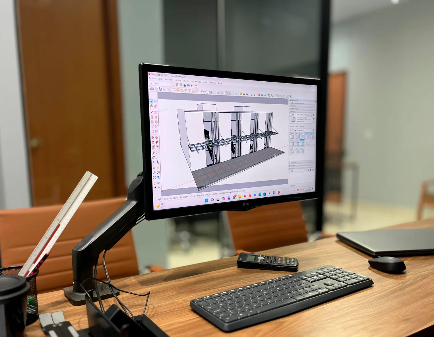 Engenheiro da Fulcro Engenharia desenvolvendo projeto arquitetônico em modelo 3D no escritório